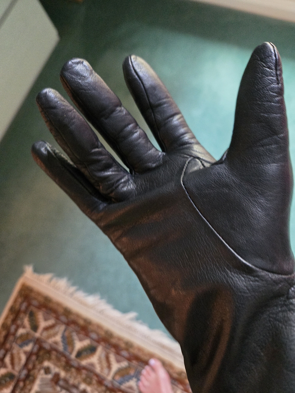 Source Unknown Black Leather Gloves with Gold Studs - Picture 4 of 10